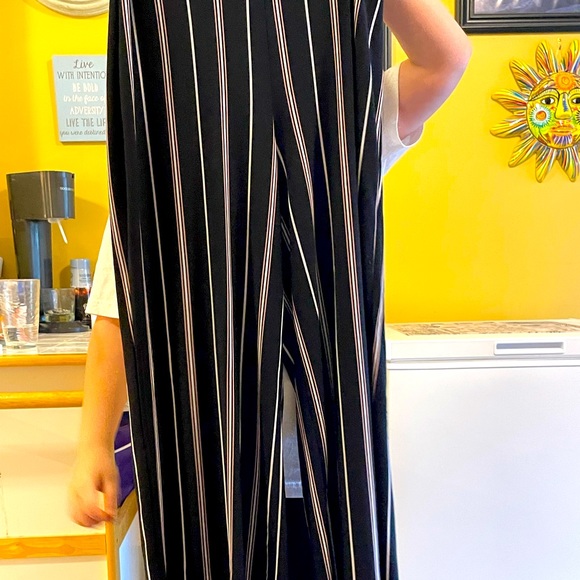 Beautiful Wide Leg Vertical Striped Pants - Picture 6 of 10
